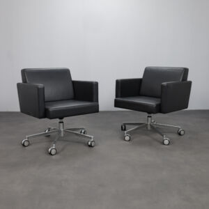 Pair of Leather Swivel Armchairs by Poltrona Frau, Italy, 1990s